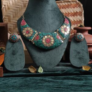 aranya ardhchandra choker