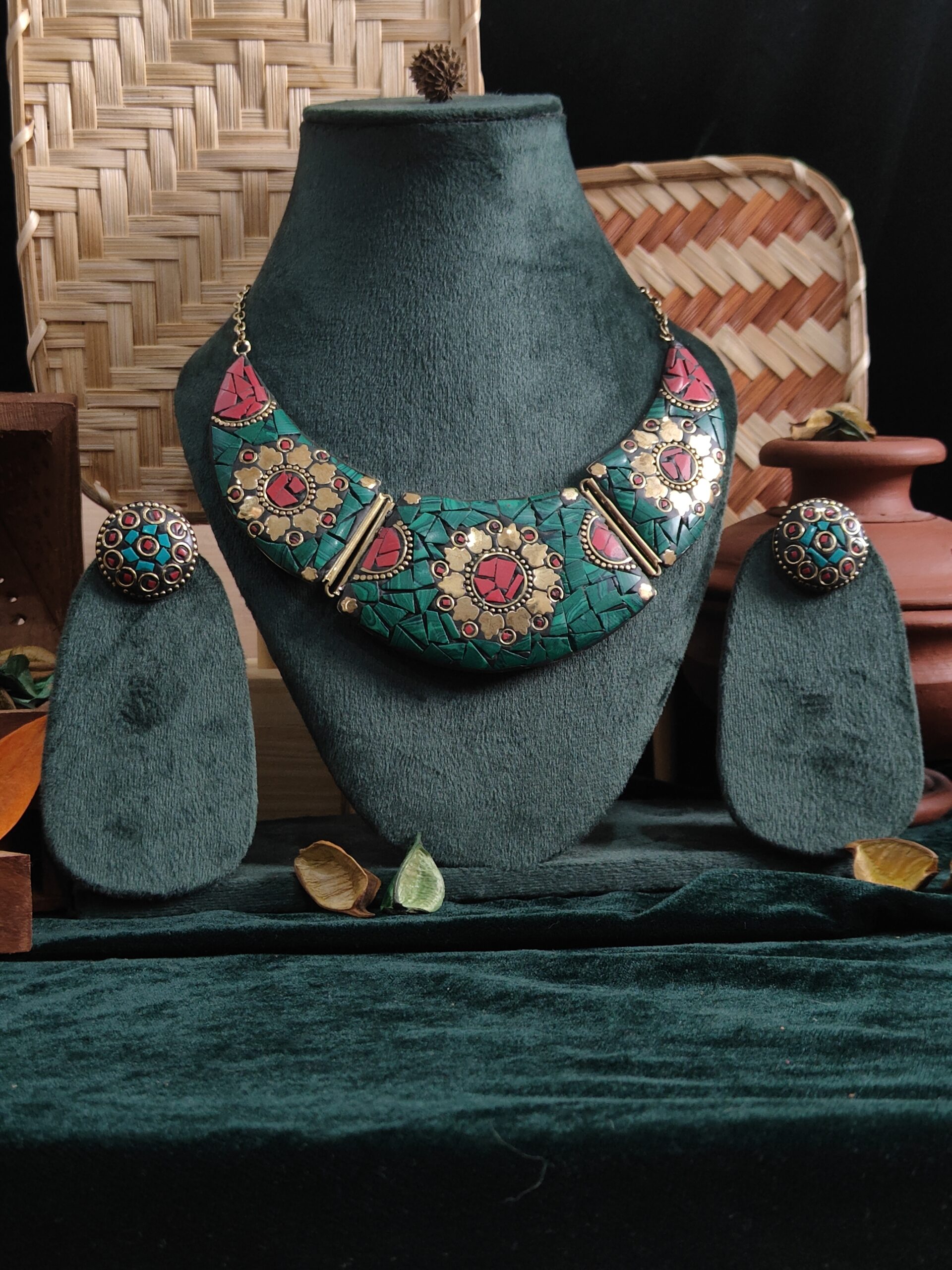 aranya ardhchandra choker