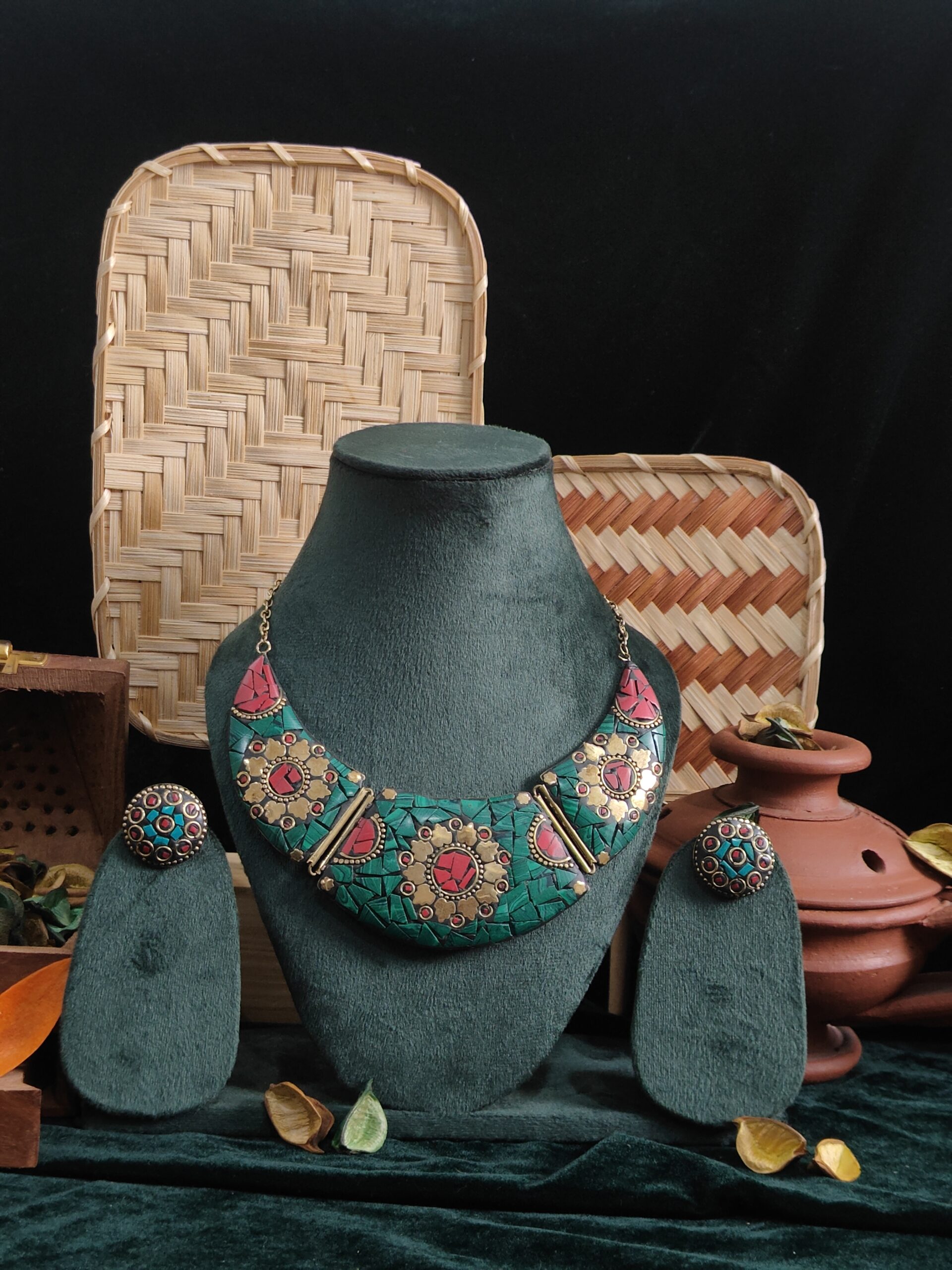 aranya ardhchandra choker
