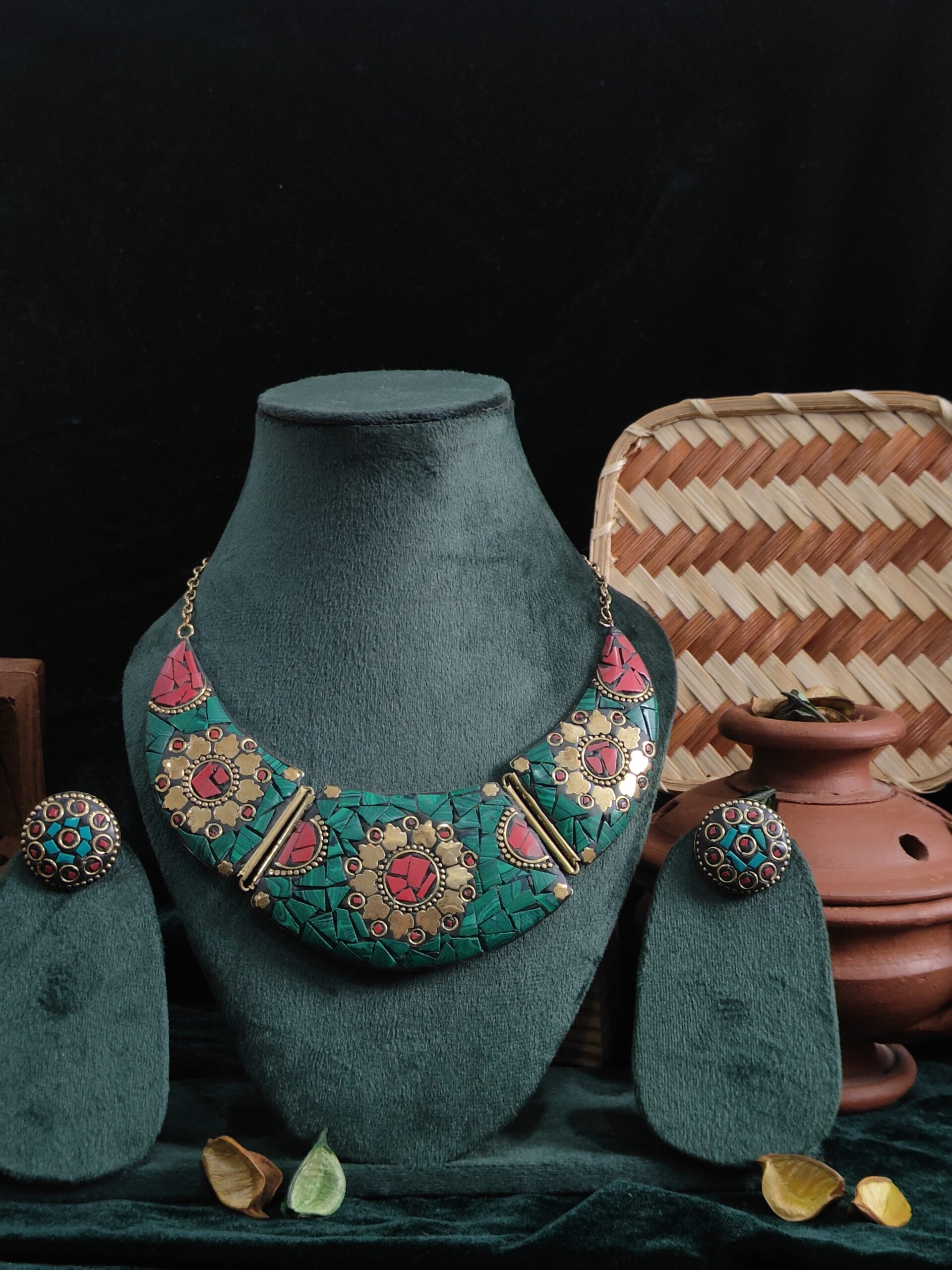 aranya ardhchandra choker