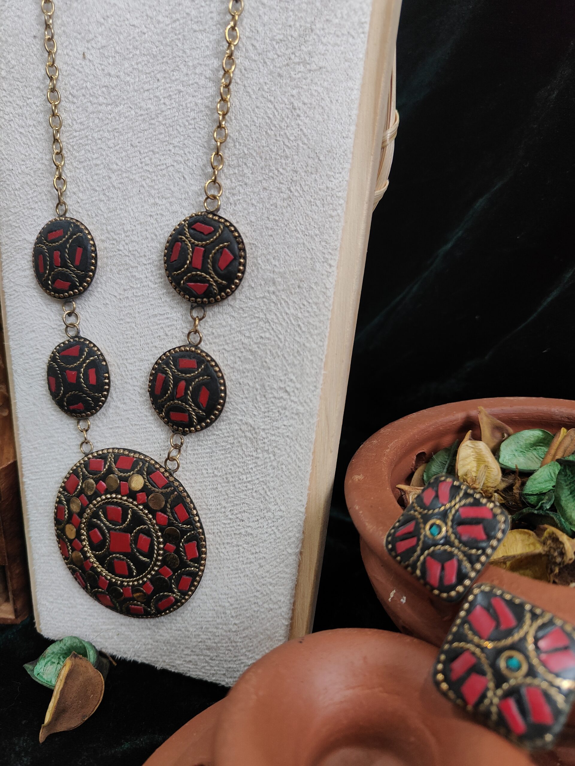 laal vritta necklace