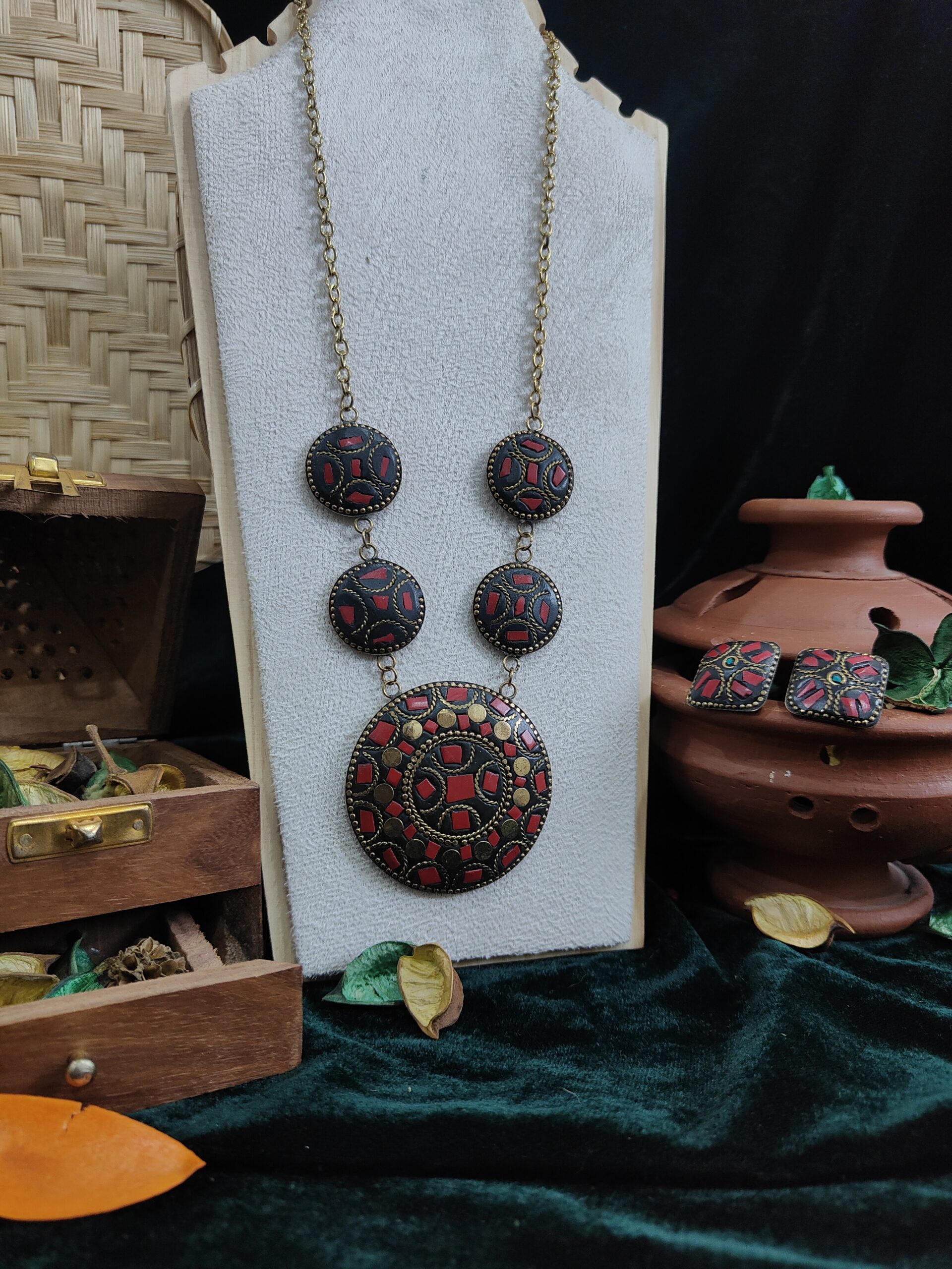 laal vritta necklace