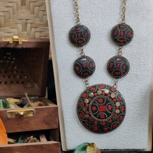 laal vritta necklace