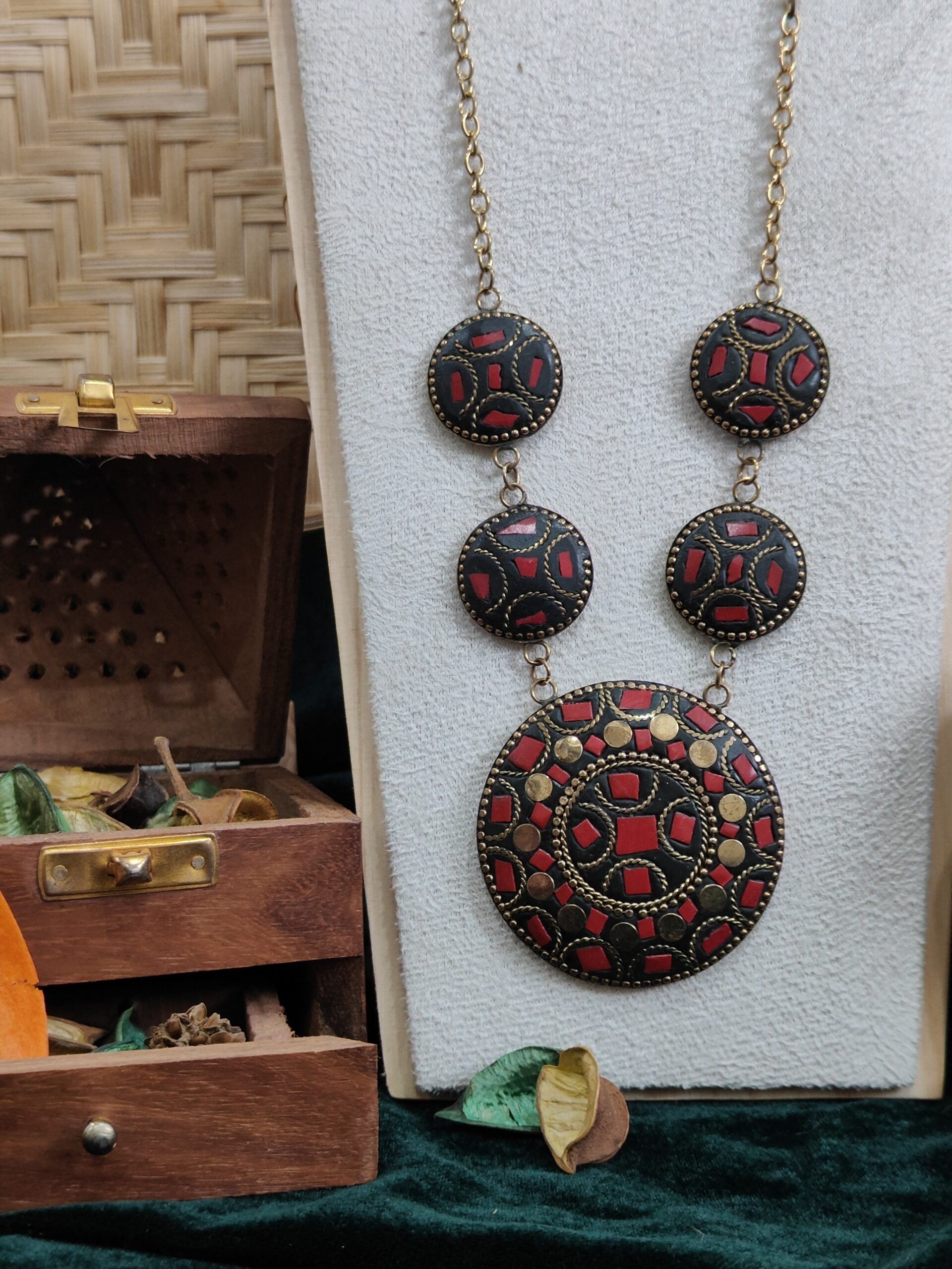 laal vritta necklace