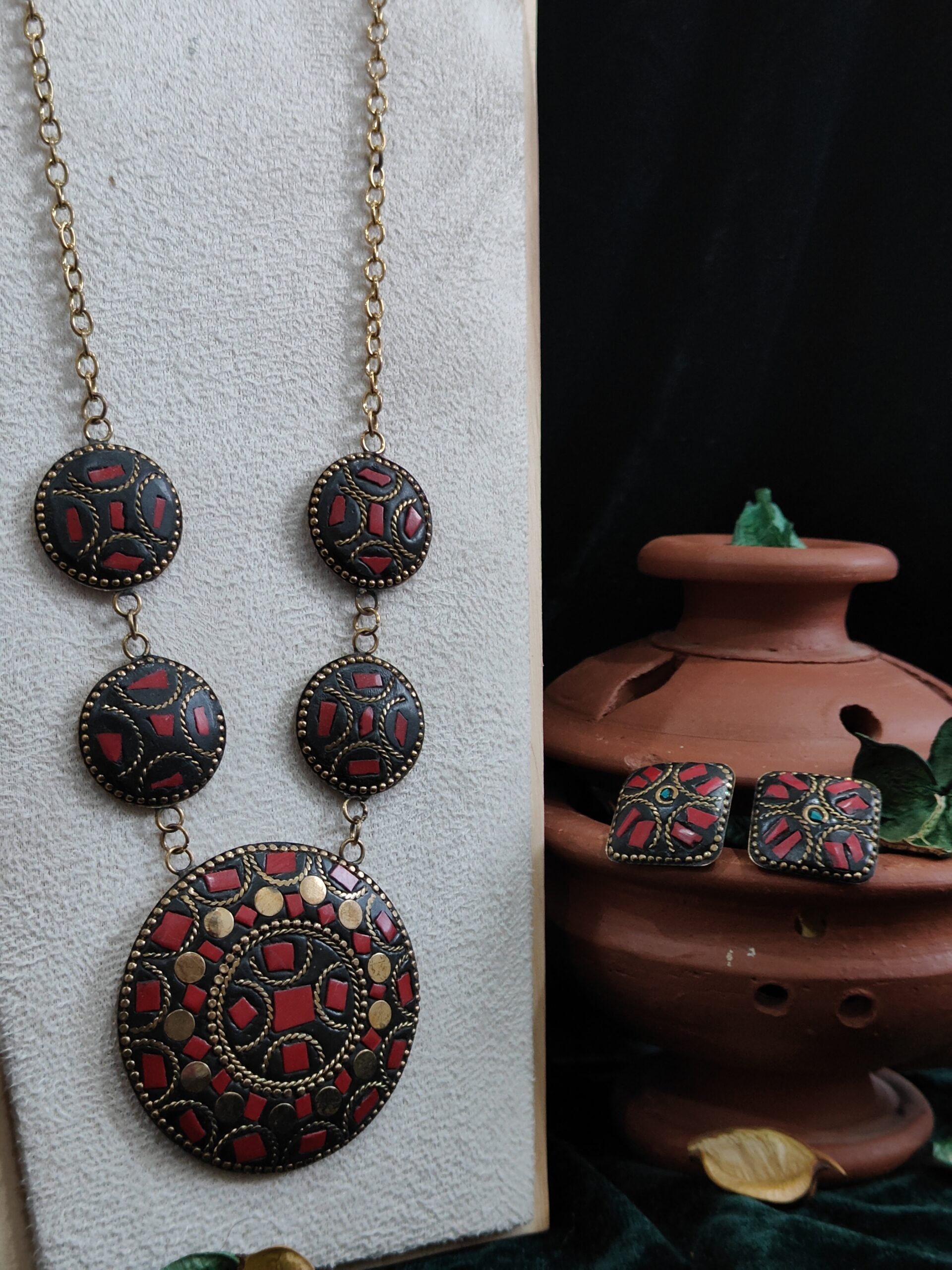 laal vritta necklace