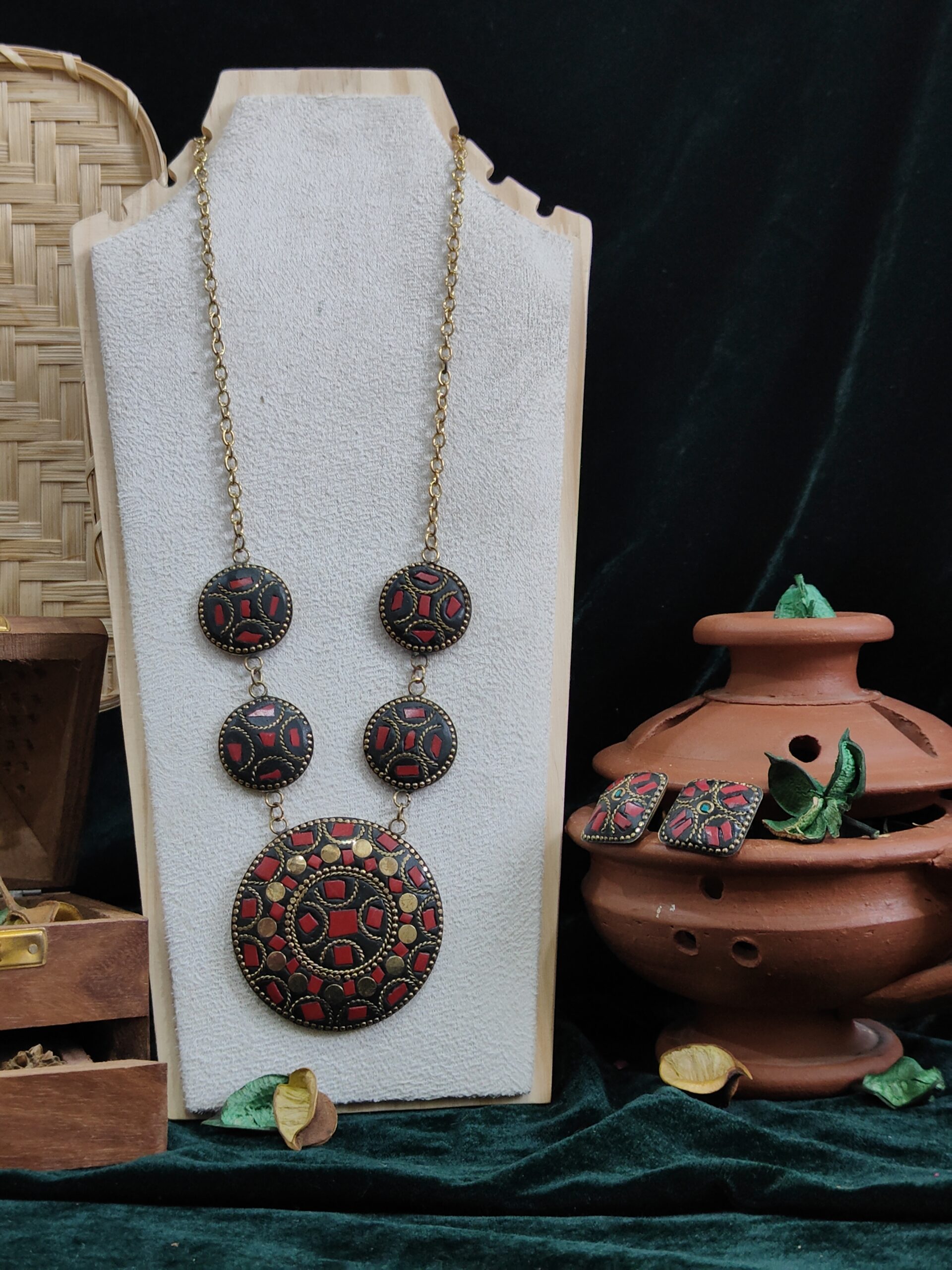 laal vritta necklace