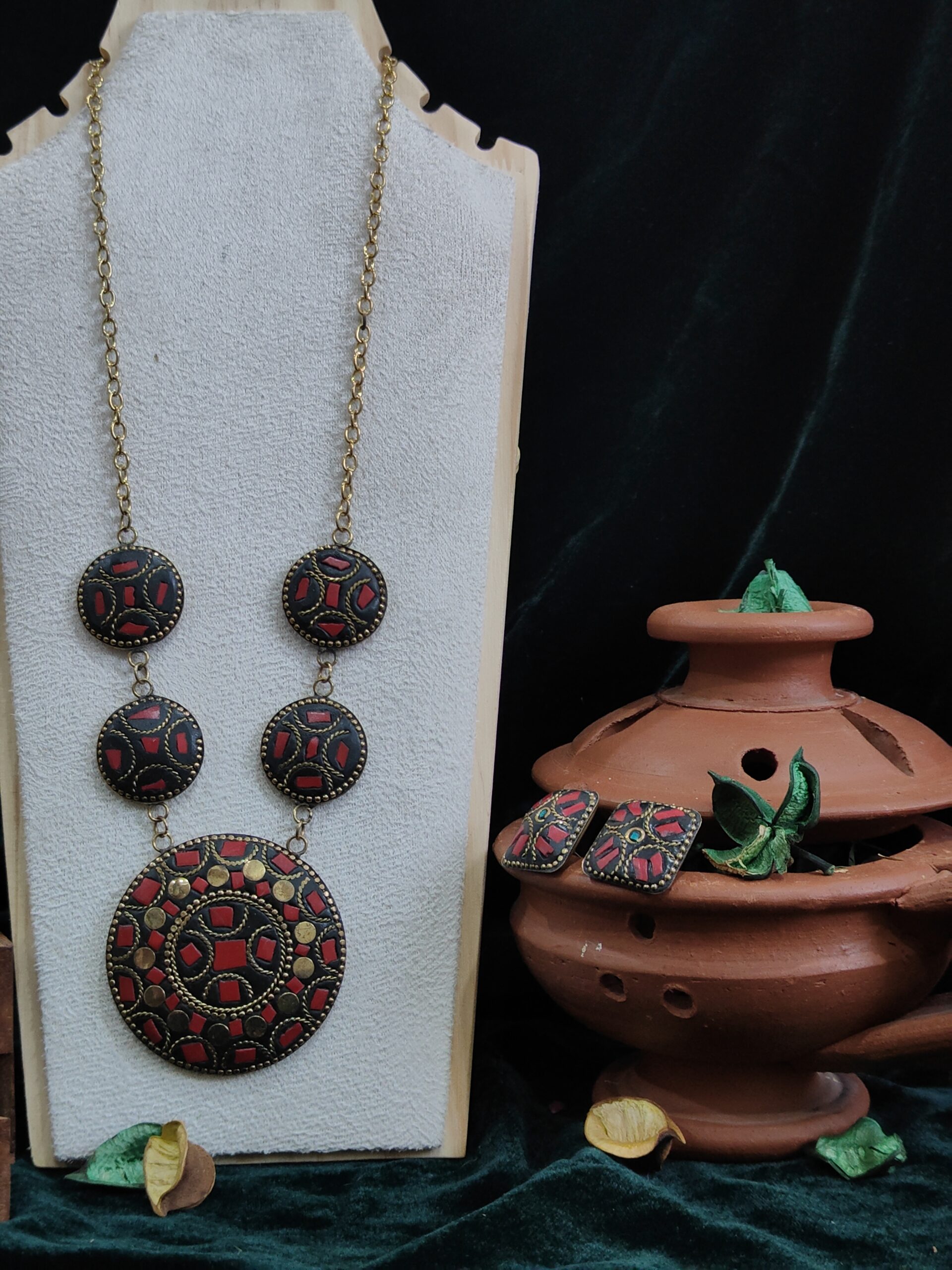 laal vritta necklace