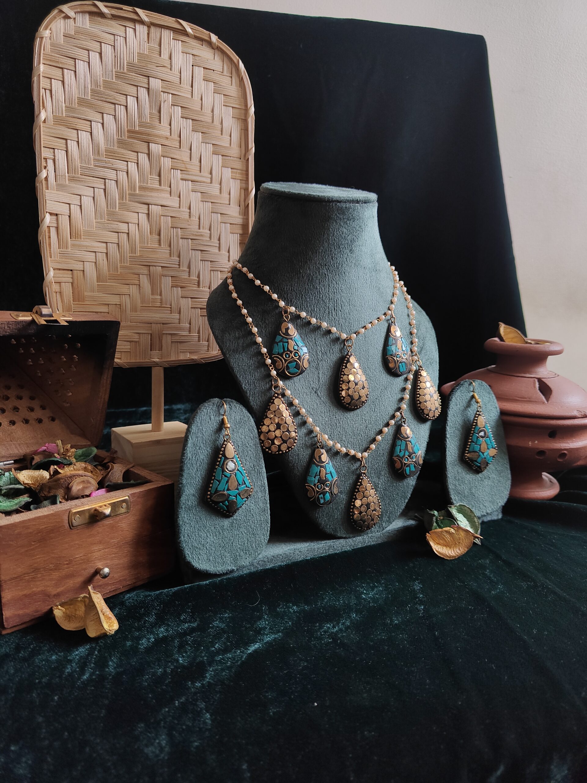 sunehri boond long necklace